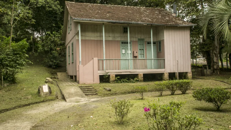Casa Erbo Stenzel, que foi residência do escultor e artista paranaense, ficava localizada no Parque São Lourenço.