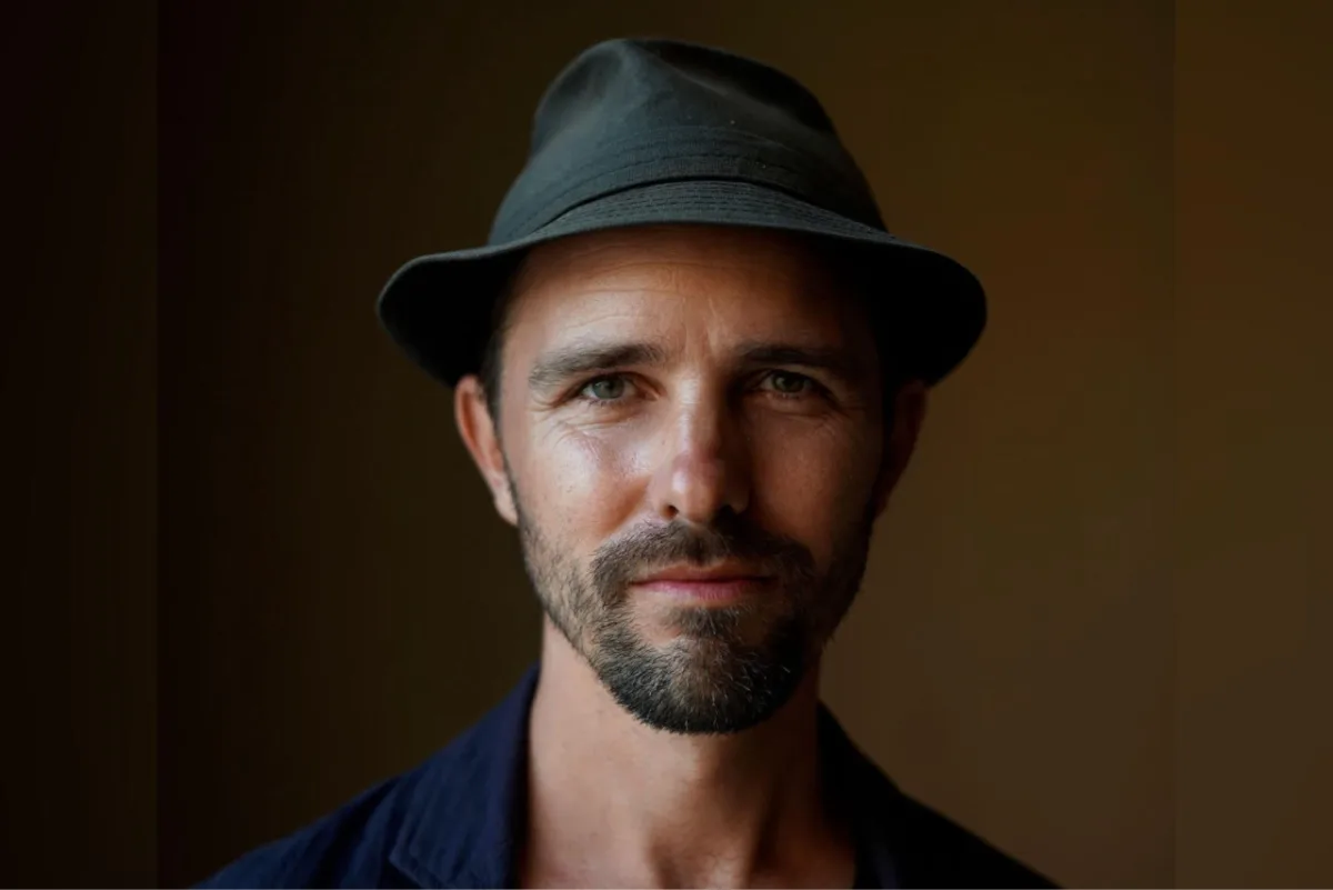 Rosto de Maarten Baas. Ele usa um chapeu.