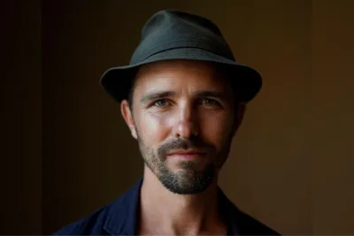 Rosto de Maarten Baas. Ele usa um chapeu.