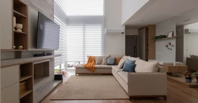 Pé-direito alto potencializa bem-estar e conforto nos ambientes; inspire-se com 5 projetos de interiores