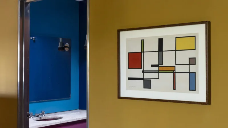 Restauro recuperou as cores originais do projeto. Na parede, obra de Luiz Sacilotto.