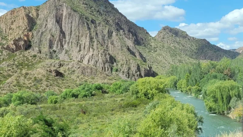 Rios têm cores definidas pelos minerais da montanha. No entorno do Rio Atuel, um verdadeiro oásis com as montanhas desérticas ao fundo.