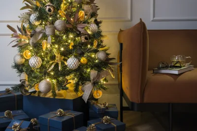 É tempo de Natal: inspire-se com 3 árvores assinadas e veja dicas e tendências para decorar a casa