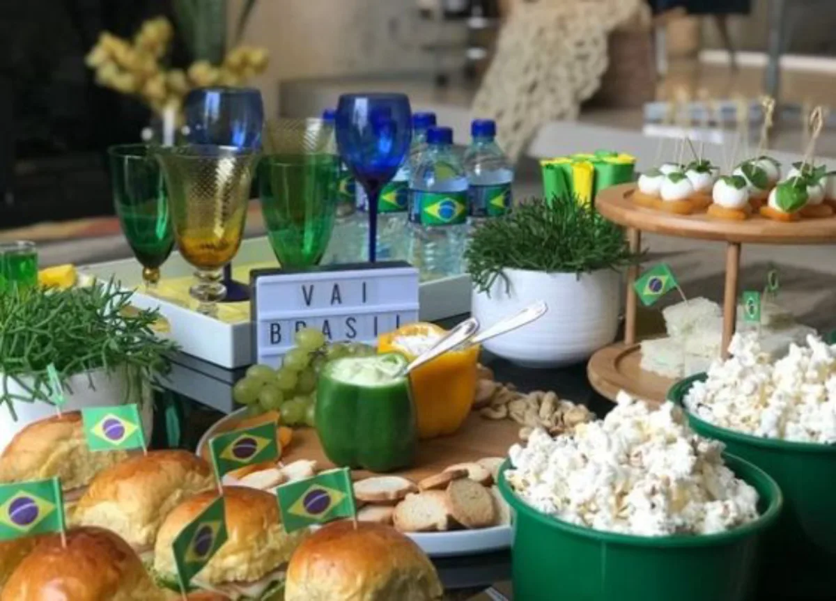Para animar a torcida, um belo ponto focal de decoração pode ser uma mesa bem montada e “vestida” a caráter.