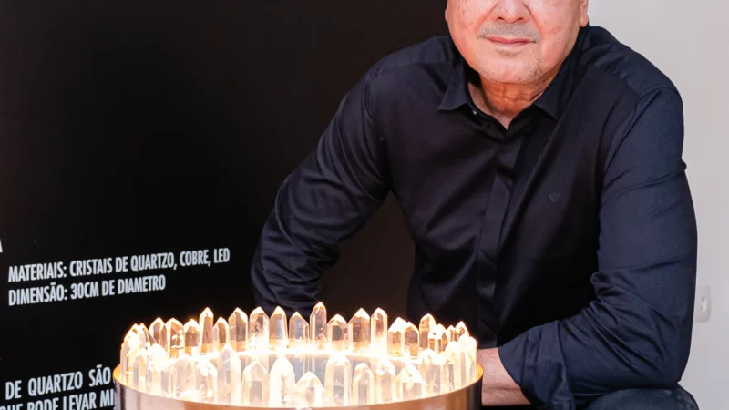 Carlos Alcantarino e a luminária Kripton, na Ideally Iluminação