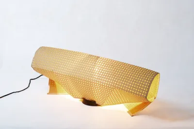 Artista cria luminária sofisticada a partir de materiais de demolição encontrados em caçambas