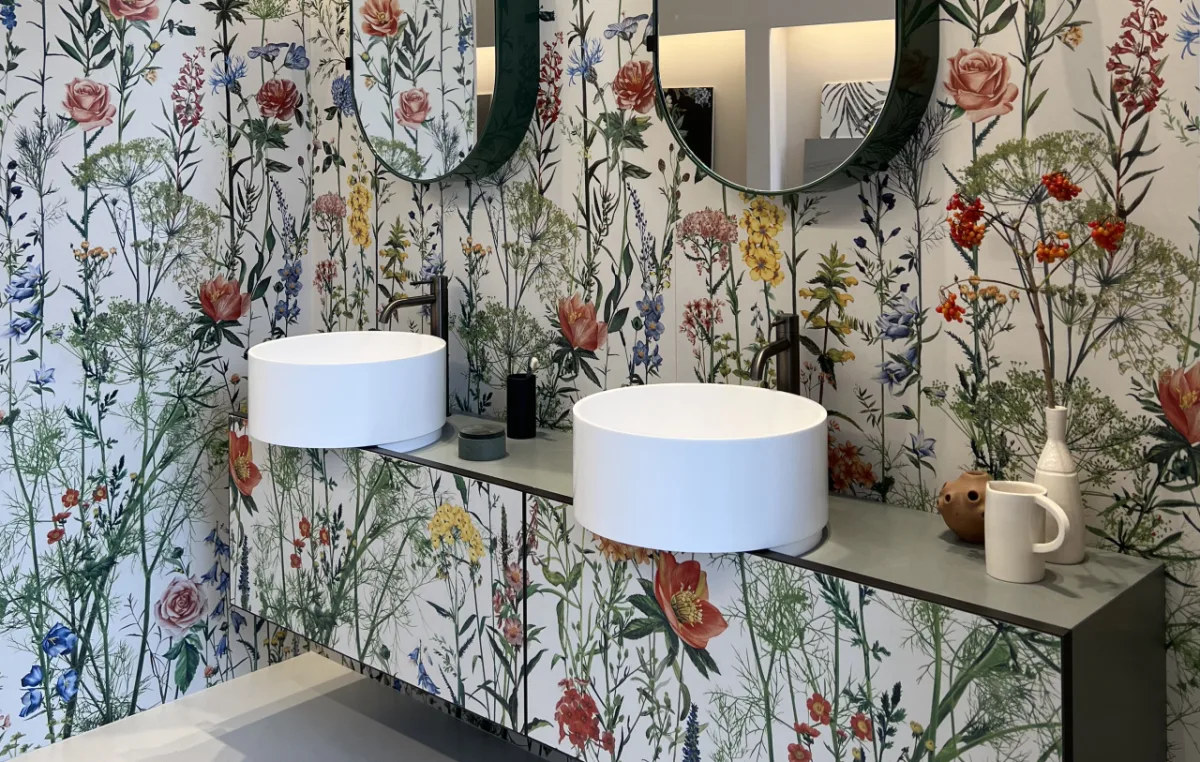 Porcelanato floral até na porta do armário, pela Impronta