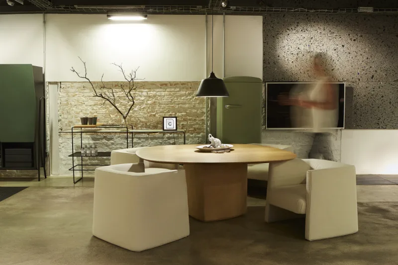 Marca de mobiliário ousada, Carbono ganha showroom exclusivo em Curitiba