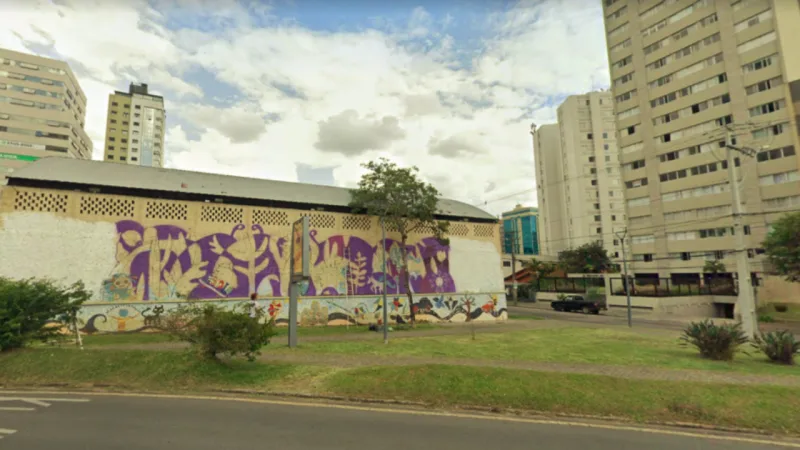 Os fundos da escola onde será instalado o painel de 50 metros