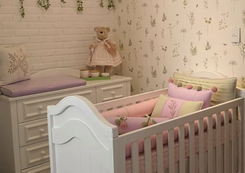 Clássico e clean, o quarto Retorno do lilás tem estampas delicadas e aposta em cores suaves