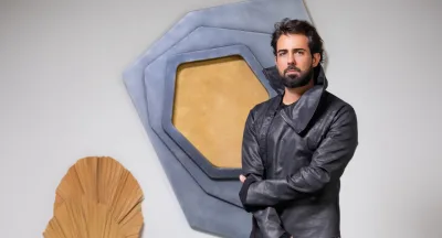 Designer Rapha Preto lança obras em aço corten e aço negro, e sua primeira coleção de roupas