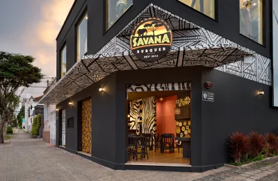 Hamburgueria de carnes exóticas abraça decoração com temática tribal