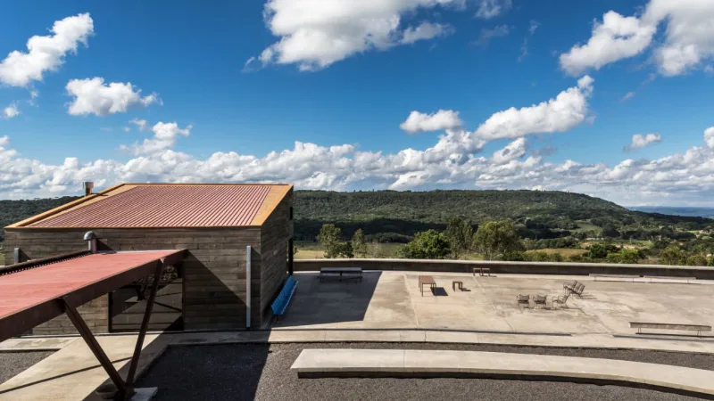 O amplo pátio com vista para a paisagem da Serra de São Luiz do Purunã pode ser ocupado com propostas como feiras, apresentações de teatro, música e dança, desfiles de moda, rodas de conversa e demais ideias de ocupação ao ar livre.