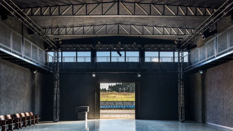 A grande caixa preta do Espaço Multiuso tem revestimento termo-acústico nas paredes, teto e janelas superiores que podem ser fechadas para total vedação da luz e porta que se abre para a área externa, ampliando as possibilidades de uso cênico.