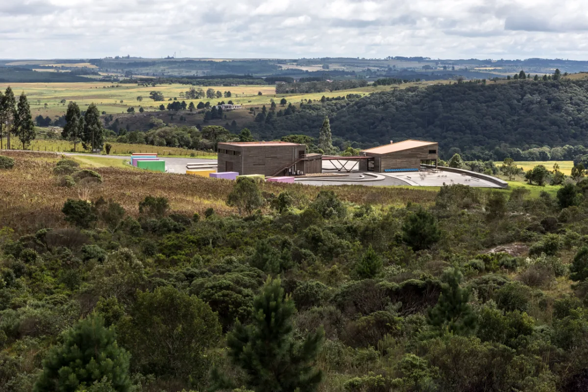 A área total do espaço é de 164 mil metros quadrados, com cerca de 2 mil metros quadrados de área construída pública e mil metros quadrados de área de apoio.