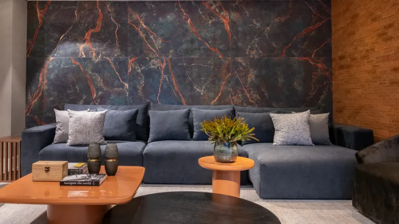 A Villagres apresenta a linha Atlantis, um mármore inspirado no imaginário da ilha de Atlantis, que, segundo Platão, é o berço dos deuses. Sua superfície destaca veios e cores detalhadas em uma criação única, inspirado nos elementos da natureza. Material que tem a profundidade dos tons de azul mesclado entre veios avermelhados.
