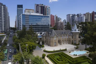 3 prédios de Curitiba que unem o novo e o antigo, o privado e o público