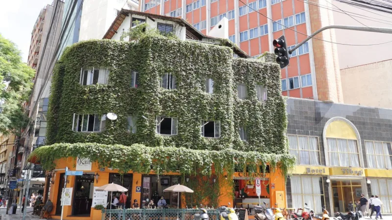 Com lojas no térreo e dois apartamentos (um por andar), o Edifício Anita originalmente não tinha a pitoresca casinha em seu terraço.