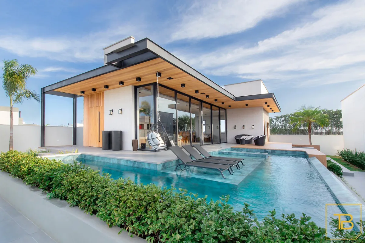 Tons de verde e cinza compõem a paleta do projeto.  A área dedicada exclusivamente ao lazer da família conta com 200 m². A Jacuzzi é revestida com o porcelanato Atlantis, da Portinari