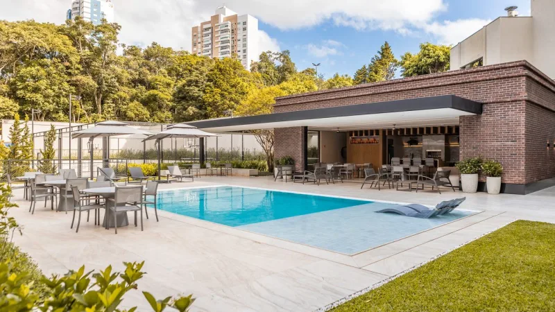 No Queen Victoria, da San Remo, a piscina integrada ao espaço gourmet atende visitantes de forma isolada e privativa.