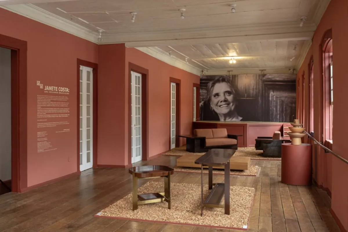 A coleção “Cores de Janete” foi recém lançada, mas já surgira como destaque na 7ª Semana Criativa de Tiradentes, enriquecendo a exposição “Janete Costa, uma designer brasileira”
