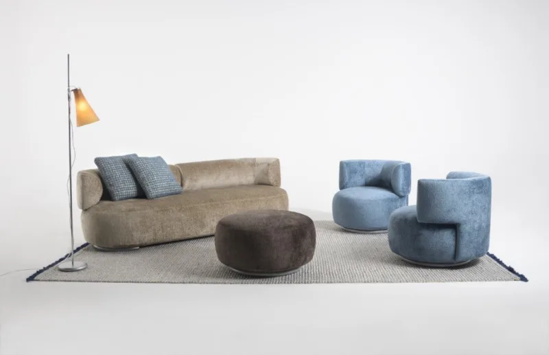 Peças da linha K-Factor, desenvolvida em parceria com a Kartell: sofá, poltrona e pufe K-Wait, luminária de piso K-Lux e tapete K-Lim.