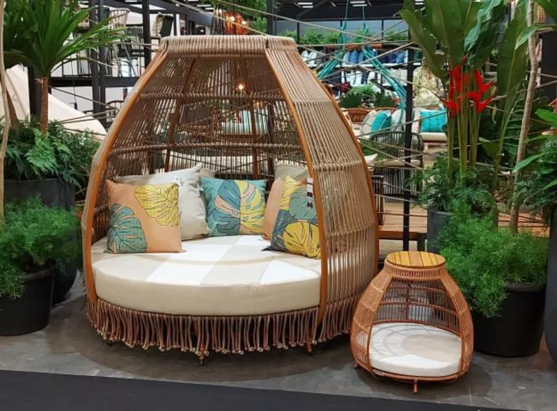 Chaise Oká, do Estúdio Galho para Cabanna, conta com versão para o pet.