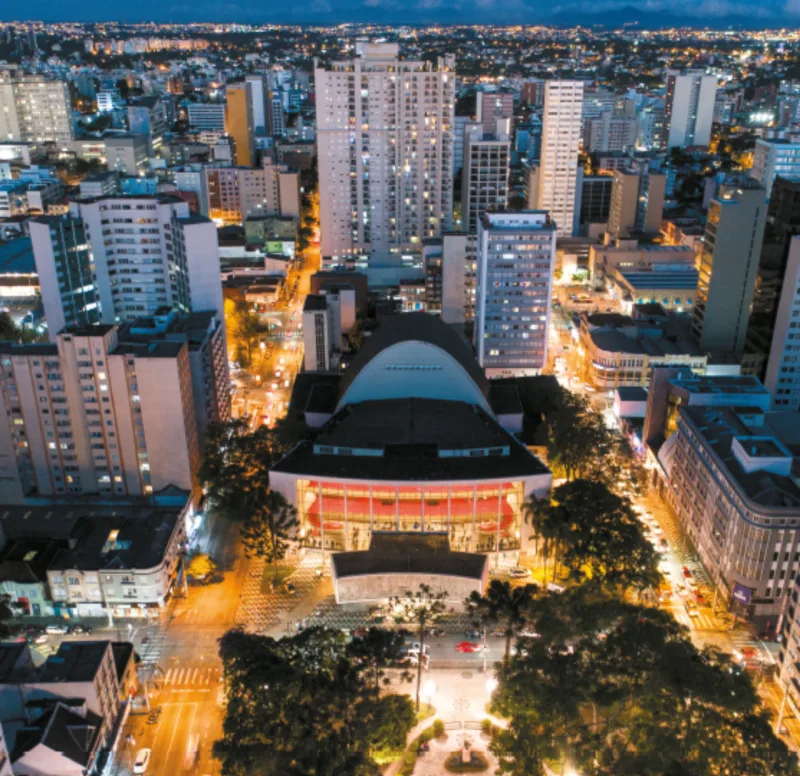 Teatro Guaíra e seus três volumes característicos vistos de cima à noite.