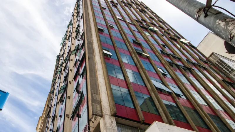 Edifício de 1958 fica no encontro da Marechal Deodoro com a Barão do Rio Branco.