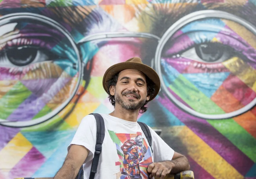 Kobra em Bristol, após finalizar o mural em homenagem a John Lennon.