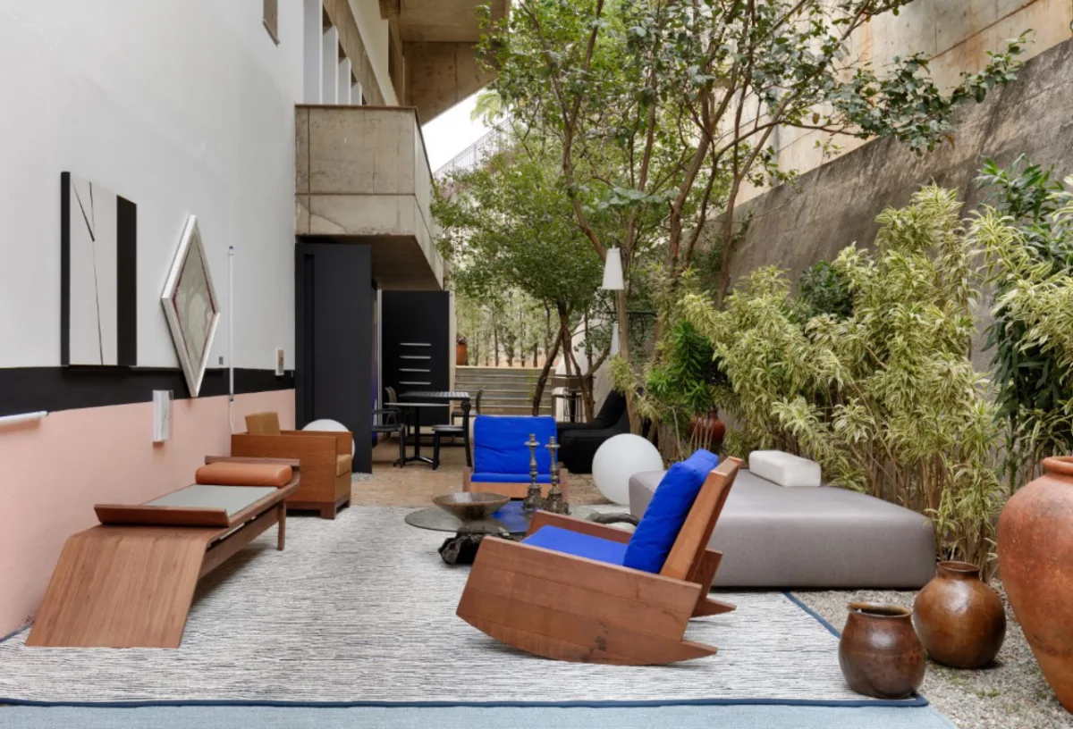 Tendência no verão, os tapetes para área externa são uma boa alternativa para repaginar a casa com elegância e praticidade. Projeto: Pedro Felix, coleção Litoral, Botteh Handmade Rugs.