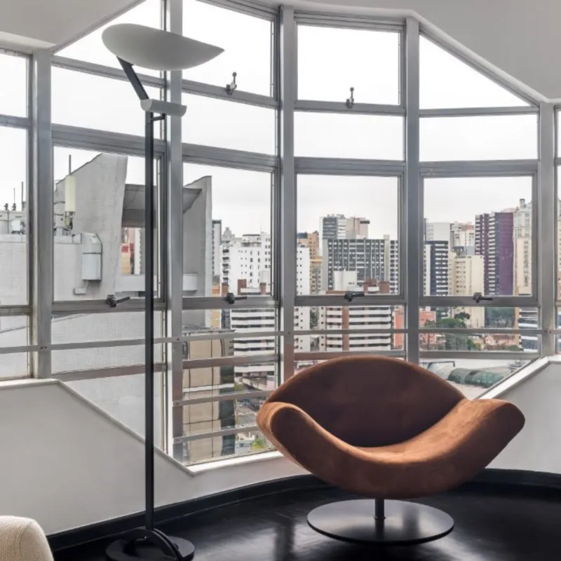 O projeto traz peças de designers brasileiros, como Sérgio Rodrigues.