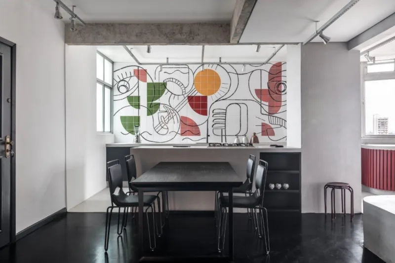 Cozinha tem painel de azulejo do artista curitibano Rômulo Lass.
