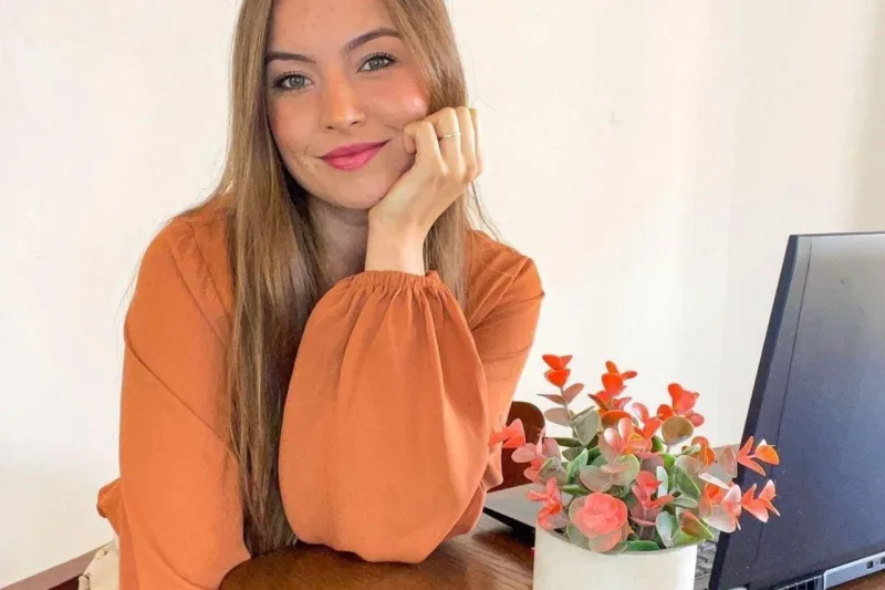 Samy Araujo é arquiteta, fundadora do Guia de Arquitetura e embaixadora do Let's Arch, com mais de 750 alunos no curso de layout para SketchUp.
