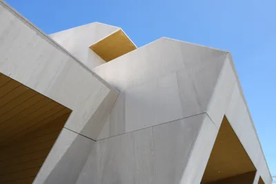 Exposição fotográfica retrata arquitetura da Espanha dos últimos 50 anos