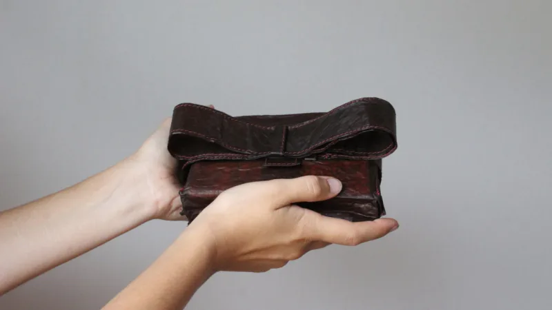 Embalagem com laço vira cinto ou pochete.