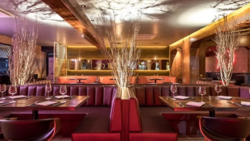 Projeto da churrascaria OX Room Steakhouse, do Studio Guilherme Bez, foi premiadopelo International Design Awards.