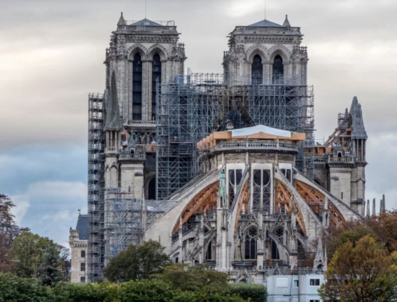 Projeto de restauro dos interiores da Catedral de Notre Dame é aprovado com polêmica