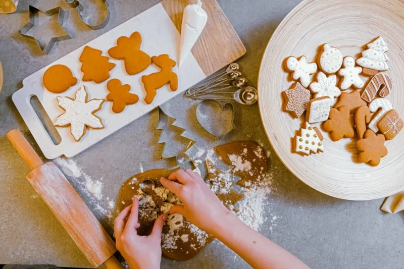 Na cozinha, coração desse apartamento, pequenos objetos e os tradicionais biscoitos de natal trazem o clima festivo.