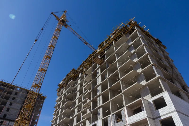 Após ano de alta nas vendas e lançamentos, mercado imobiliário vê inflação e eleições como desafios para 2022