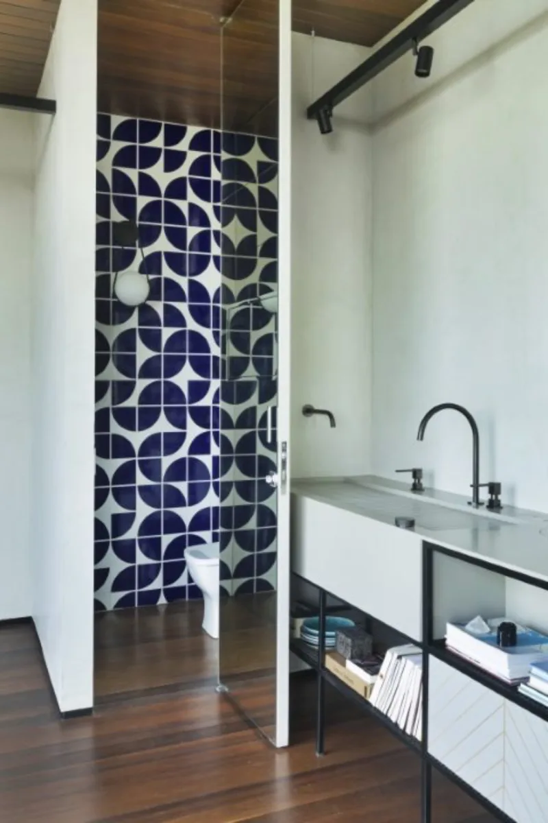 Azulejos da Lurca foram a escolha de Cláudia de Cunto para a área do lavabo do escritório.