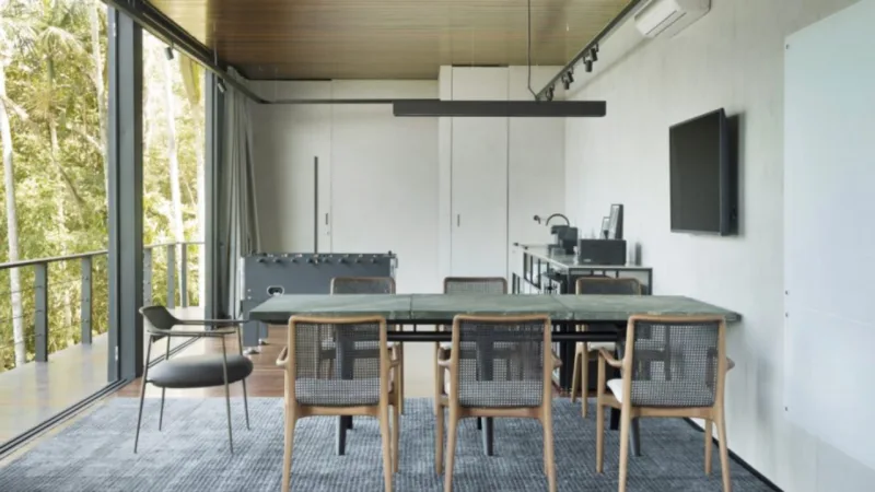 Mesa e cadeiras do designer Jader Almeida. A arquiteta busca sempre nomes nacionais para os seus projetos.