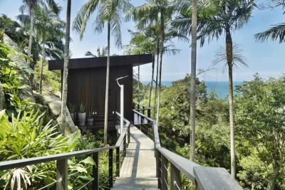 Escritório na praia destaca design nacional com vista para a Mata Atlântica de Balneário Camboriú