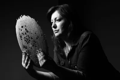 Além do vidro: conheça o trabalho da artista curitibana Désirée Sessegolo