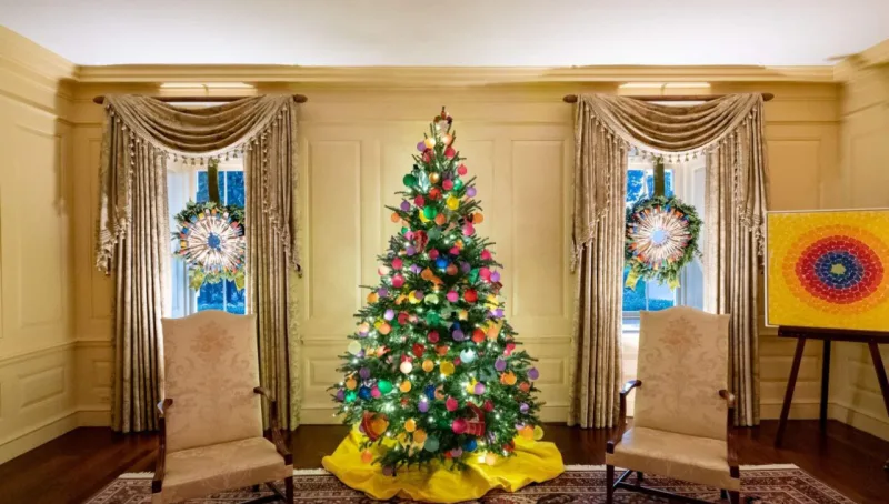 A Vermeil Room celebra as artes do país, por isso traz uma decoração colorida com guirlandas de pincéis.