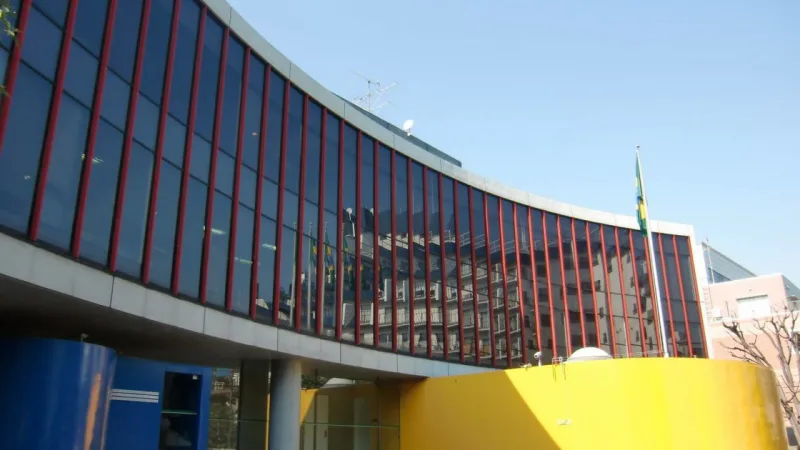 Embaixada do Brasil em Tóquio é um manifesto em defesa das cores.
