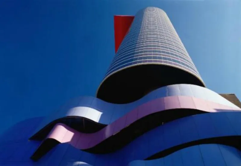 Prédio do Instituto Tomie Ohtake, também projetado por Ruy Ohtake.