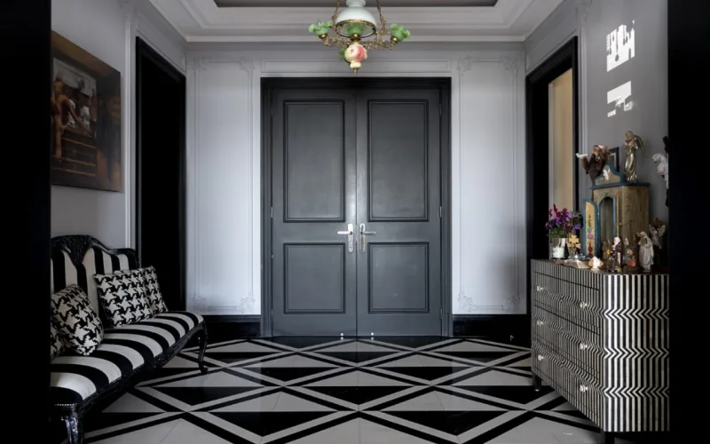 O hall de entrada já tinha elementos fortes, como o piso e o lustre vintage.