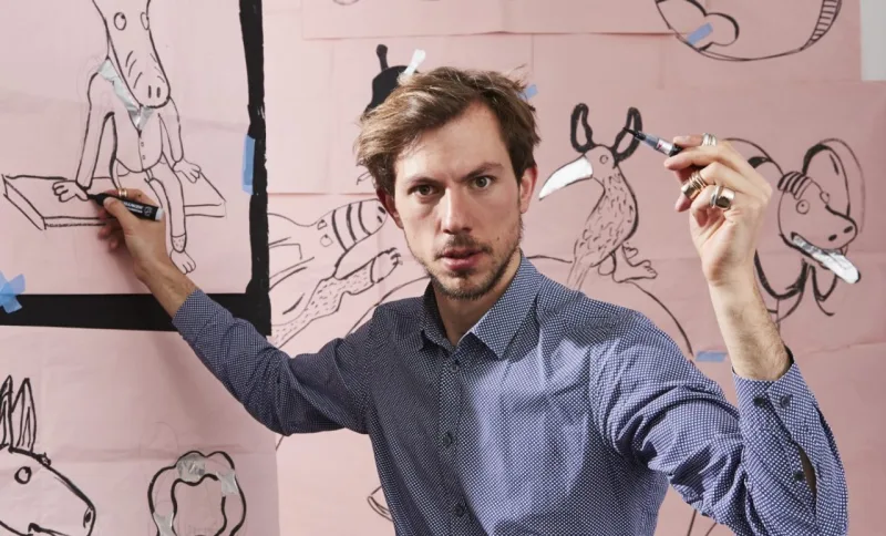 Um artista transmídia que trabalha com diversão de luxo. É assim que se define o italiano, famoso por mesclar funções, formas e cores múltiplas, em que o denominador comum é a alegria.