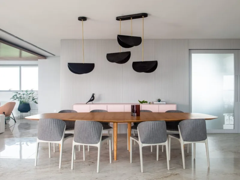 Na sala de jantar, o destaque é a luminária pendente Bamboula, desenhada por Noemi Saga, e o buffet rosa do estudiobola.